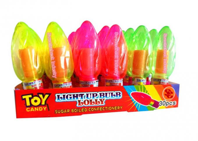 Дети освещают вверх вкус клубники леденца на палочке формы шарика кондитерскаи конфеты